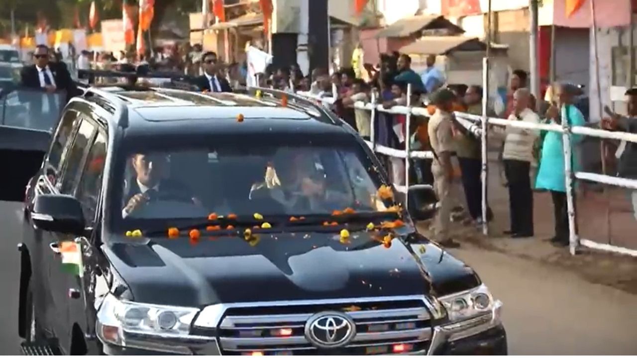 PM Modi in Tripura: উত্তর-পূর্বর বিকাশে বাড়তি নজর, আগরতলায় পুষ্পবৃষ্টি নমোর কনভয়ে