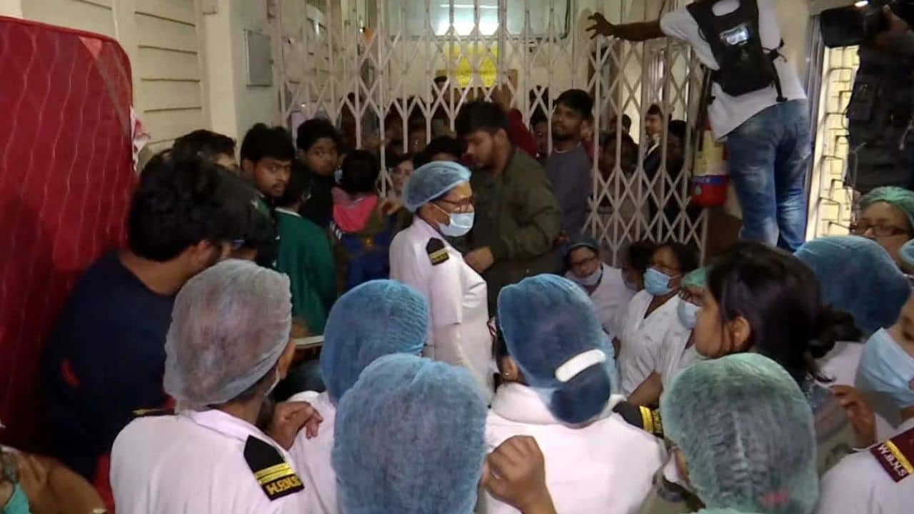 Kolkata Medical College Hospital: দেড় দিনের মাথায় ঘেরাওমুক্ত মেডিক্যাল কলেজ, দাবি না পূরণ হলে আমরণ অনশনের হুঁশিয়ারি