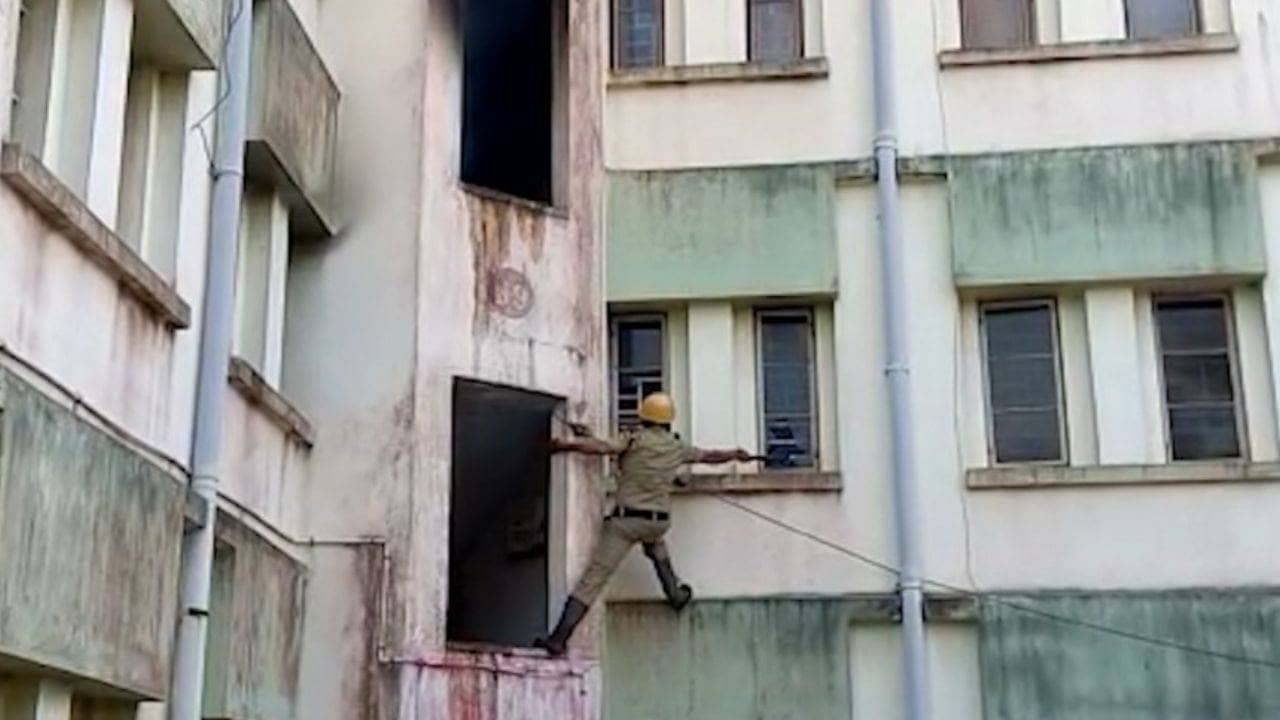 Fire: ঘরে একাকী বৃদ্ধা, দাউ দাউ আগুন! প্রতিবেশীরা যা করলেন, যেন সাক্ষাৎ ঈশ্বর...