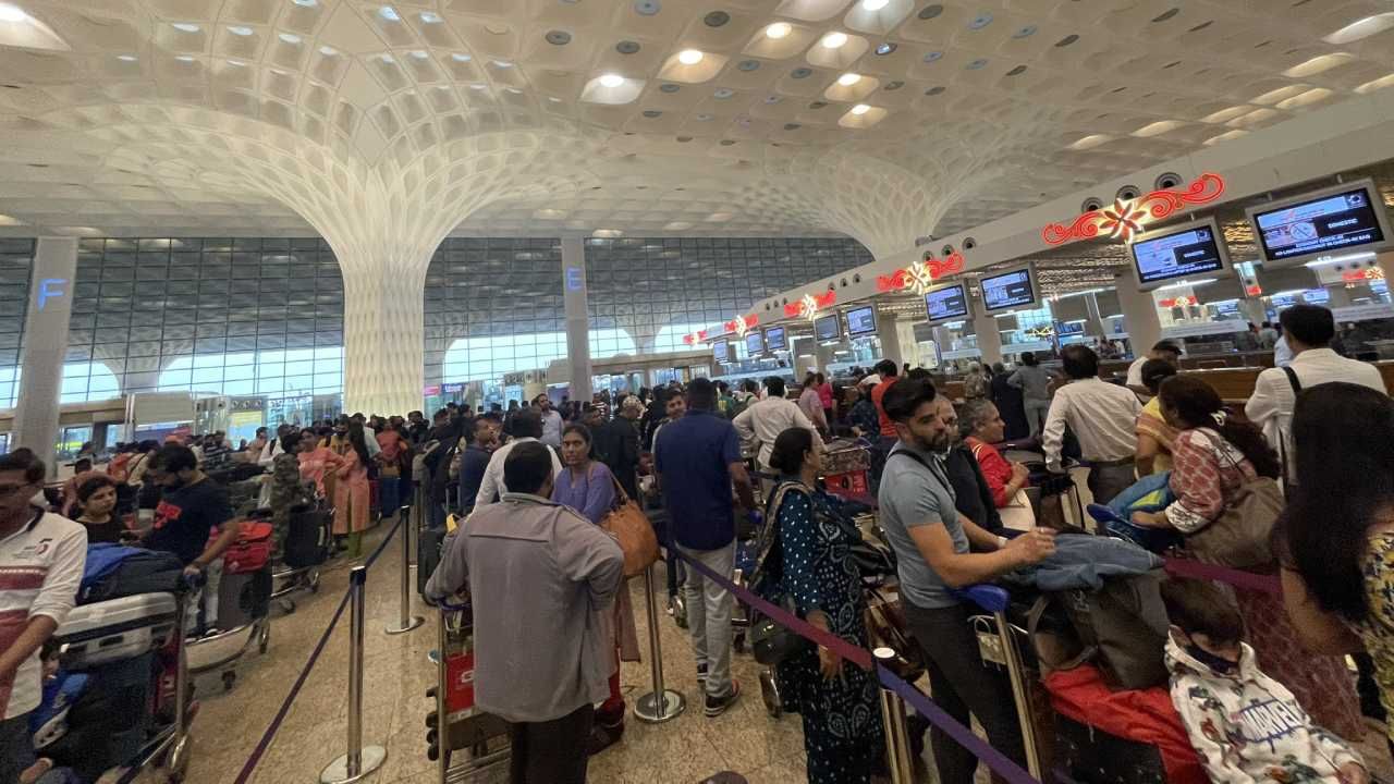 Mumbai Airport: সার্ভার ডাউন, যাত্রীদের লম্বা লাইন, চূড়ান্ত বিশৃঙ্খলা মুম্বই এয়ারপোর্টে