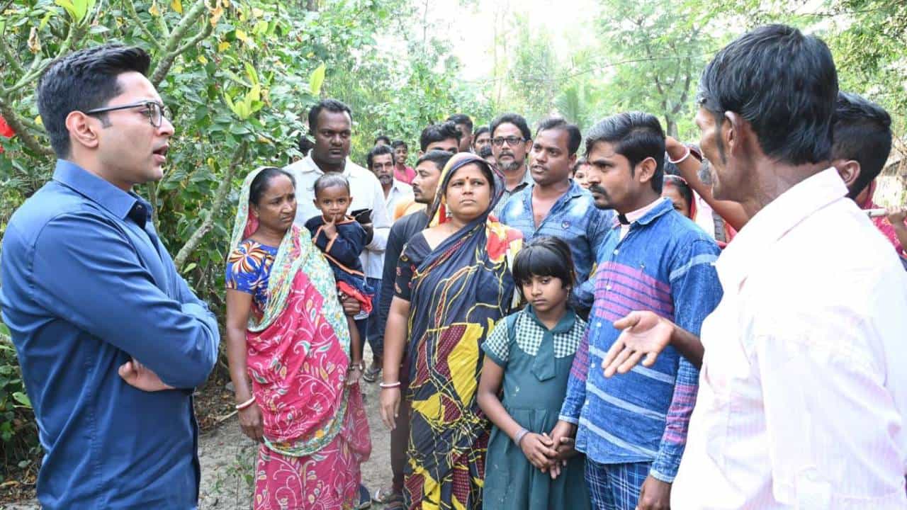 Contai: অভিষেকের কাছে মুখ খোলায় 'উড়ো হুমকি', মারিশদার সেই গ্রামে গেলেন এসপি, বসছে পুলিশ পিকেট Contai: অভিষেকের কাছে মুখ খোলায় 'উড়ো হুমকি', মারিশদার সেই গ্রামে গেলেন এসপি, বসছে পুলিশ পিকেট