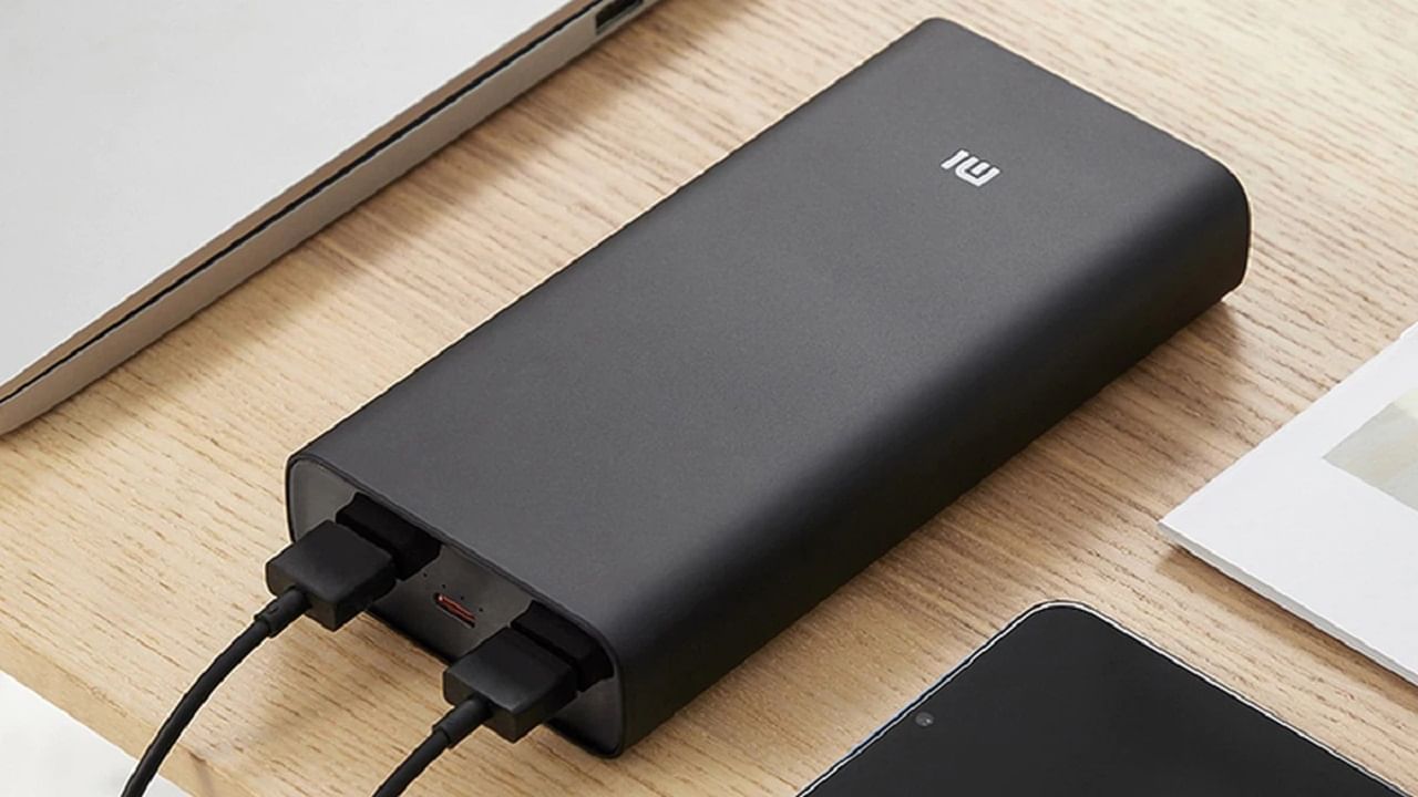 পাওয়ার ব্যাঙ্ক (Power Bank): যে কোনও সময় ফোনের চার্জ শেষ হয়ে যেতে পারে। আর চার্জ দেওয়ার জায়গা না পেলেই তো পড়তে হয় ঝামেলায়। তাই কোথাও ঘুরতে গেলে কোনওভাবেই পাওয়ার ব্যাংক নিতে ভুলে যাবেন না।