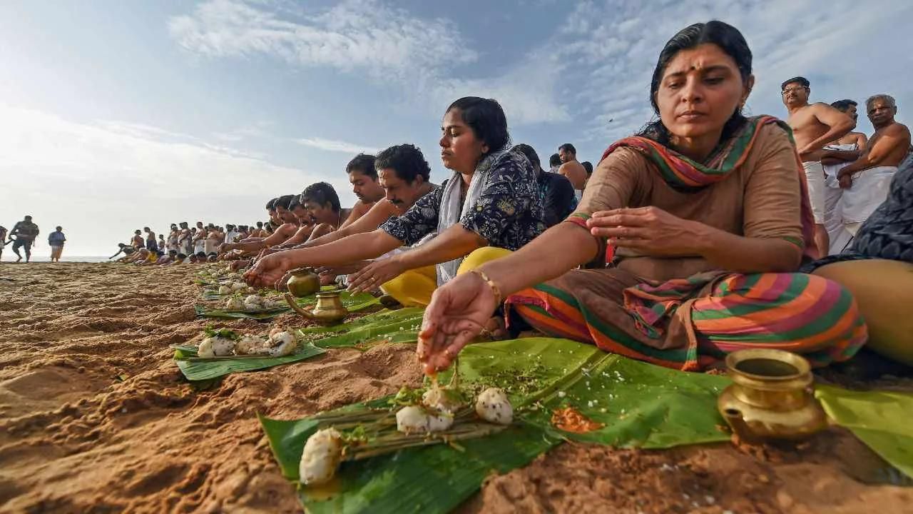 পৌষ অমাবস্যা তর্পন ও পুণ্যস্নানের জন্য অত্যন্ত বিশেষ হিসেবে দেখা হয়। হিন্দুদের বিশ্বাস করা হয় যে এই দিনে বিশেষ কিছু জিনিস জলে রেখে স্নান করলে ভাগ্য উজ্জ্বল হয়ে ওঠে। এই প্রতিকারের জেরে জীবনে বয়ে নিয়ে আসে অপার সুখ ও সম্পদ। পাশাপাশি মহালক্ষ্মীর আশীর্বাদ বর্ষিতও হয়। 