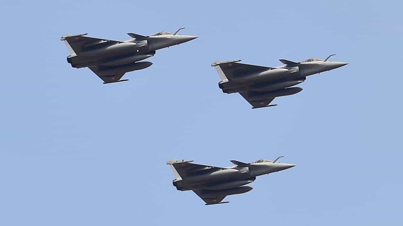 Air Force Exercise: হাসিমারার আকাশে পাক দিচ্ছে ১৮টি রাফাল-সুখোই, যুদ্ধ আবহেই বড় সিদ্ধান্ত বায়ুসেনার Air Force Exercise: হাসিমারার আকাশে পাক দিচ্ছে ১৮টি রাফাল-সুখোই, যুদ্ধ আবহেই বড় সিদ্ধান্ত বায়ুসেনার