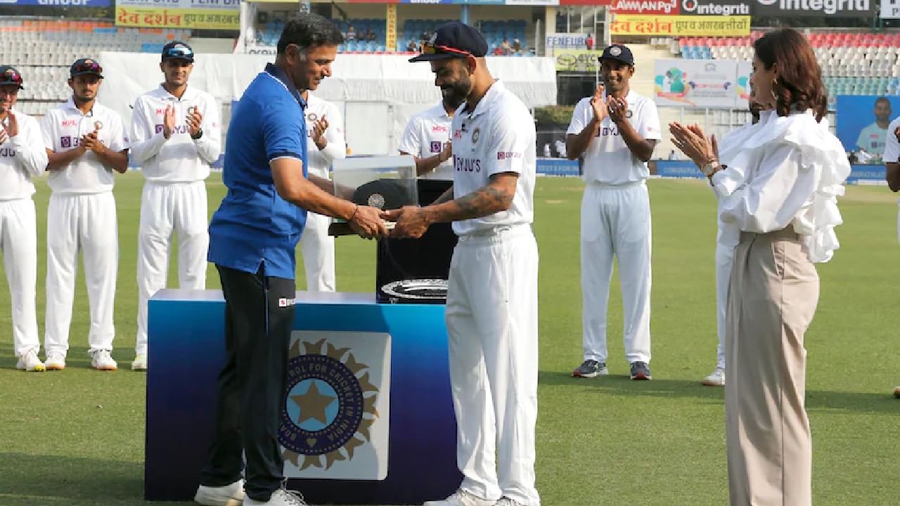 সেই মাইলস্টোন ম্যাচ শুরুর আগে, ভারতের হেড কোচ রাহুল দ্রাবিড়ের হাত থেকে ১০০তম টেস্ট ক্যাপ পান কোহলি। এই সম্মান গ্রহণ করার সময় বিরাটের স্ত্রী অনুষ্কা শর্মাও ছিলেন তাঁর পাশে। 