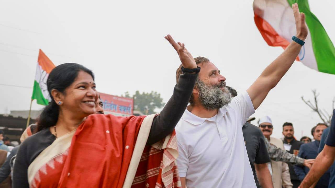 Bharat Jodo Yatra: মাস্কের দেখা নেই রাহুলের মুখে, বিতর্কের মাঝেই রাজধানীতে প্রবেশ করল ভারত জোড়ো যাত্রা