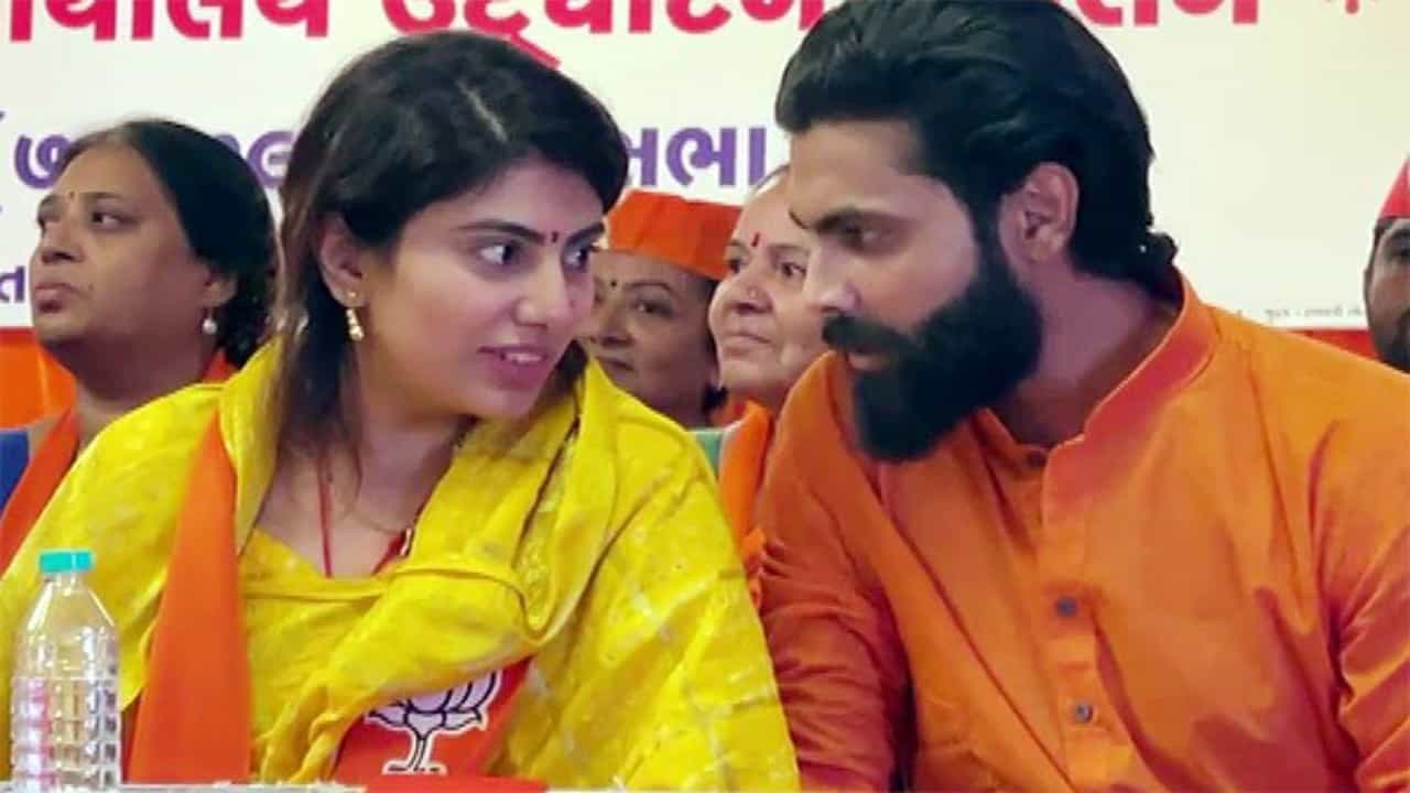 Video: বউ বিধায়ক হতেই টাকার বৃষ্টি! দেখুন রবীন্দ্র জাদেজার উদযাপন Video: বউ বিধায়ক হতেই টাকার বৃষ্টি! দেখুন রবীন্দ্র জাদেজার উদযাপন