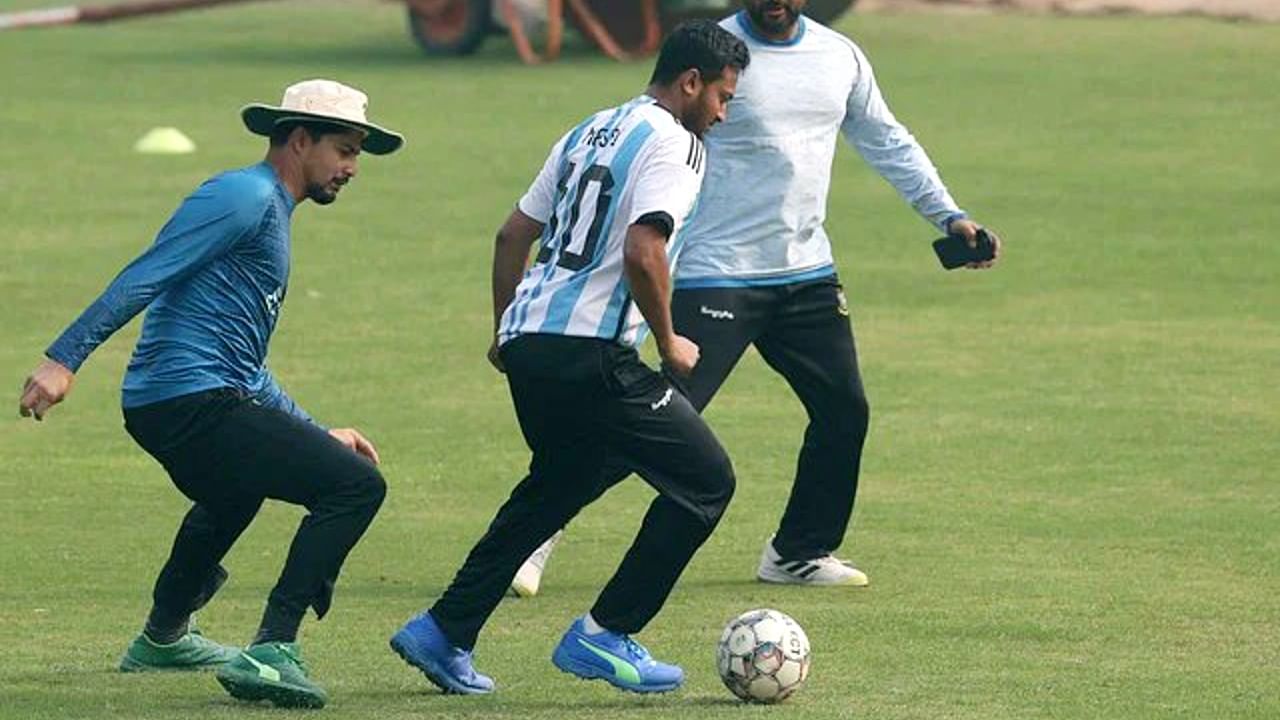 আর্জেন্টিনার জাতীয় ফুটবল দলের জার্সি পরেই নেমে পড়েছিলেন ফুটবল খেলতে। বোঝাই যাচ্ছে, বিশ্বকাপ শেষ হলেও সাকিবের মাথা এখনও ফুটবলে আচ্ছন্ন।(ছবি:টুইটার)