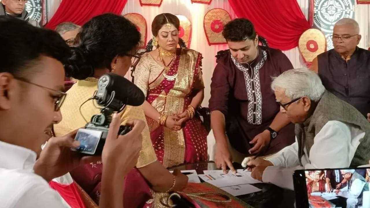 Shatarup Ghosh Wedding: পহেলিকে বিয়ে করলেন শতরূপ, সাক্ষী হিসেবে স্বাক্ষর বিমান বসুর