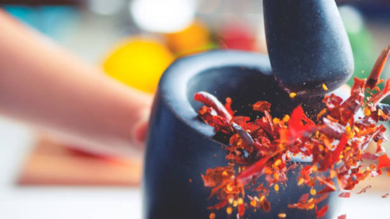 Transseksual videoda ozini soradi.