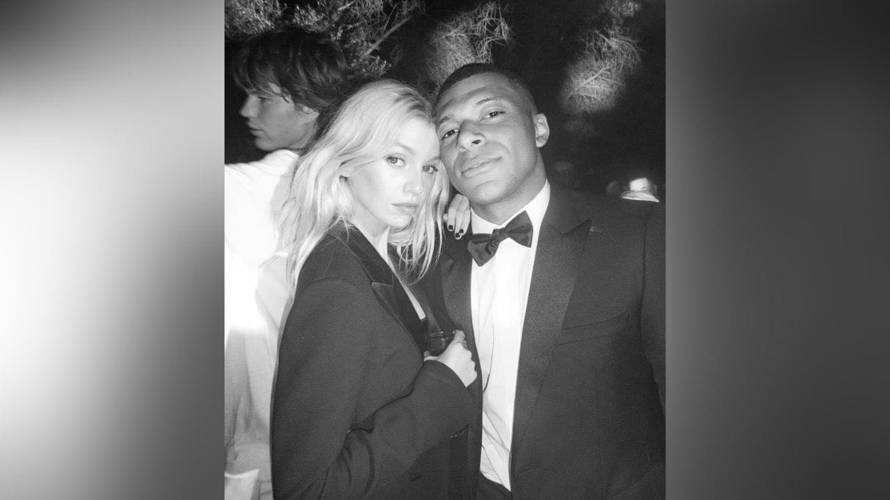 স্টেলা ম্যাক্সওয়েলের সঙ্গে এমবাপের সম্পর্ক রয়েছে এমন গুজবও রটেছিল মাঝে। ৩২ বছরের স্টেলা ভিক্টোরিয়া সিক্রেটের প্রাক্তন মডেল। তাঁদের দু'জনের কিছু ছবি ইতিমধ্যেই ভাইরাল সোশ্যাল মিডিয়ায়। ছবি: টুইটার