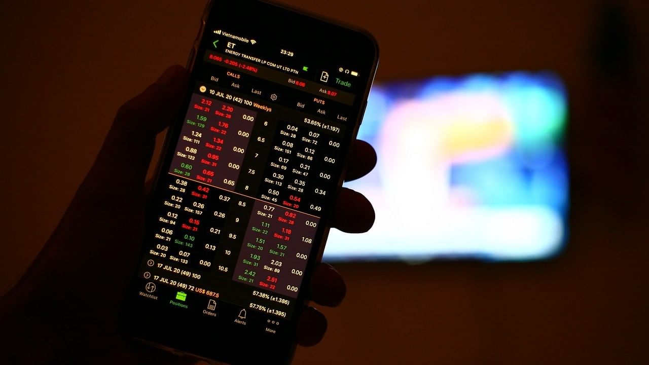 ফেব্রুয়ারি ও জুলাই মাসে সাপ্তাহিক দিনে কোনও ছুটি নেই। তবে জানুয়ারি, মে, জুন, অগাস্ট, সেপ্টেম্বর ও ডিসেম্বরে সাপ্তাহিক দিনে একদিন করে বন্ধ থাকবে শেয়ার বাজারের ট্রেডিং। আর সাপ্তাহিক ছুটি ছাড়াও মার্চ, অক্টোবর, নভেম্বরে দু'দিন করে বন্ধ থাকবে বিএসই ও এনএসই। আর এপ্রিল মাসে সবথেকে বেশি দিনের জন্য থাকবে শেয়ারের বাজারের ট্রেডিং। এই মাসে সাপ্তাহিক দিনের মধ্যে তিনদিন বন্ধ থাকবে বাজার।  