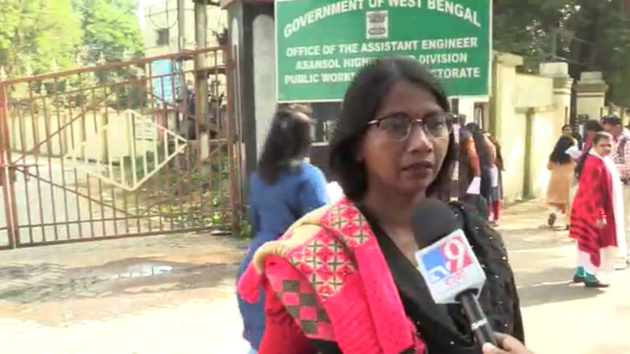 TET: সোনার গয়না রাখব কোথায়?, পরীক্ষা না দিয়ে ফিরলেন গীতারা