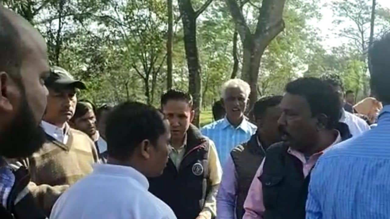 TMC: মন্ত্রীর অনুষ্ঠানে মারপিটে জড়িয়ে পড়লেন তৃণমূলের দুই নেতা, মালবাজারে তৃণমূলের অন্তর্দ্বন্দ্ব প্রকাশ্যে