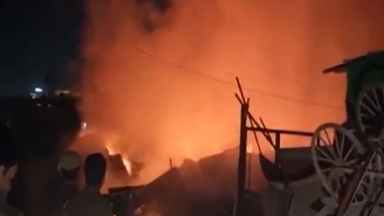 Tangra Fire: ট্যাংরায় প্লাস্টিকের গোডাউনে বিধ্বংসী আগুন, কয়েক ঘণ্টার চেষ্টায় নিয়ন্ত্রণে