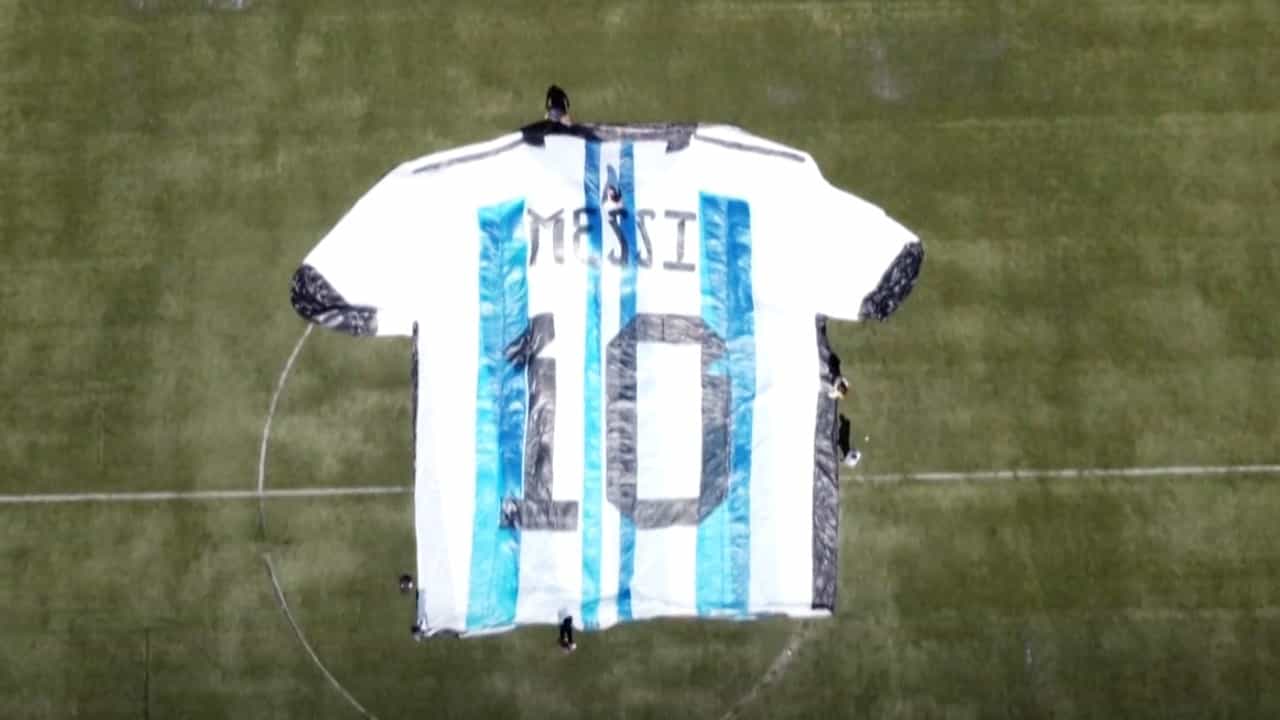 Messi Inflatable Lionel Messi: মেসির জন্য তৈরি হল বিশ্বের সবচেয়ে বড় শার্ট! | To mark ...