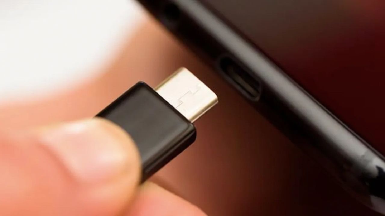 USB Type-C Charger: এক দেশ এক চার্জার, USB-C ভারতে শীঘ্রই বাধ্যতামূলক হতে চলেছে, 4 পয়েন্টে জরুরি সব তথ্য