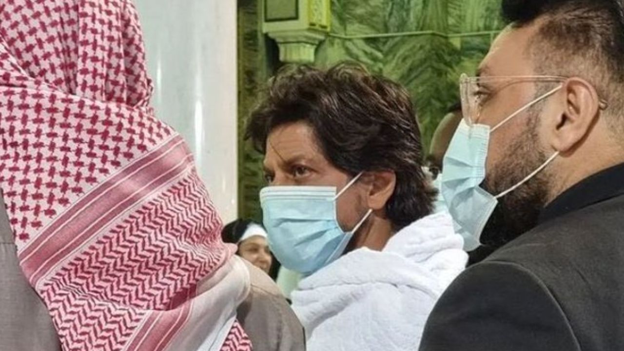 Shah Rukh Khan: মুখ ঢেকে মক্কায় হাজির শাহরুখ, অনাবৃত গায়ে জড়ালেন সাদা চাদর