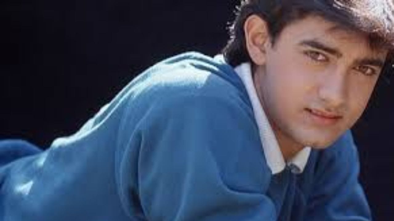 জীবনের প্রথম ছবি অথচ লুকিয়ে? সম্প্রতি এমন অনেক কাহিনি নিজের জীবন নিয়ে সকলের সামনে তুলে ধরেছেন আমির খান। পরিবার নিয়ে মুখ খুলতে যেমন তিনি পিছপা হননি, ঠিক তেমনই তিনি নিজের গোপন কাহিনিও সকলের সামনে তুলে ধরতে দুবার ভাবেননি। 