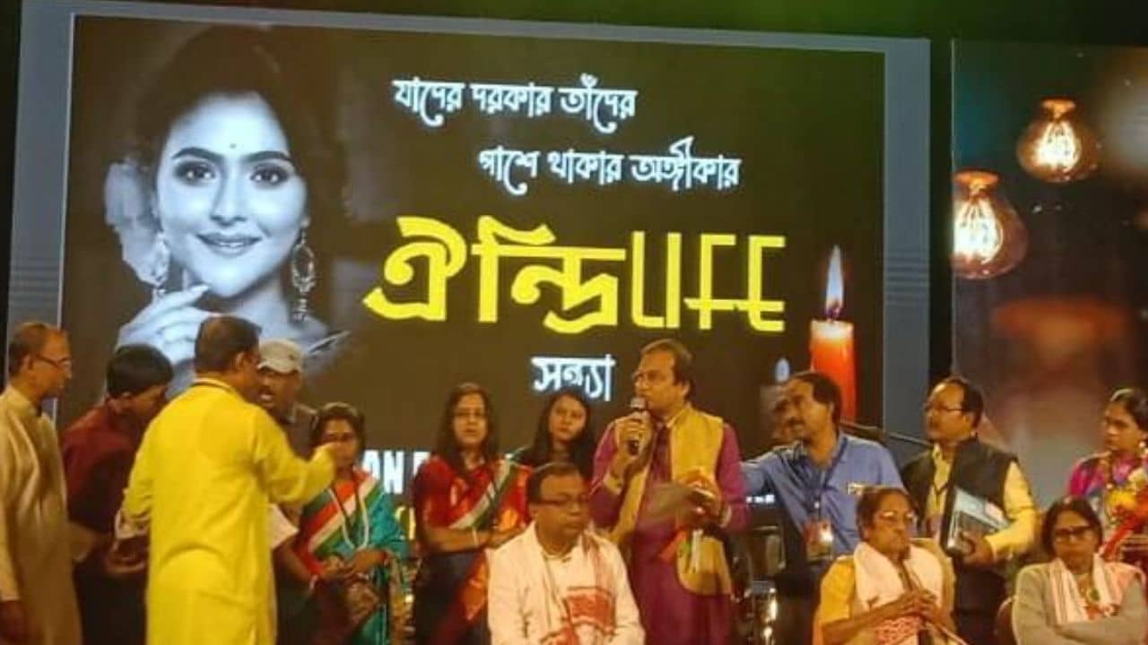Aindrila Sharma Death: ঐন্দ্রিলাইফ-এর মঞ্চে চোখে জল অভিনেত্রীর মায়ের, পাশে পেলেন সব্যসাচীকে