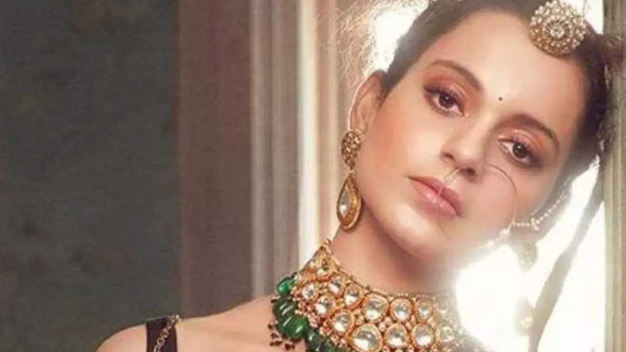 মোট ৫২টি অস্ত্রোপচার করতে হয়েছিল তাঁকে। যে মানসিক ও শারীরিক যন্ত্রণার শিকার হয়েছিলেন রঙ্গোলি, তা প্রতিনিয়ত দেখেছিলেন কঙ্গনা রানাওয়াত। পরিবারকেও তখন কঠিন পরিস্থিতির মধ্যে দিয়ে যেতে হয়।