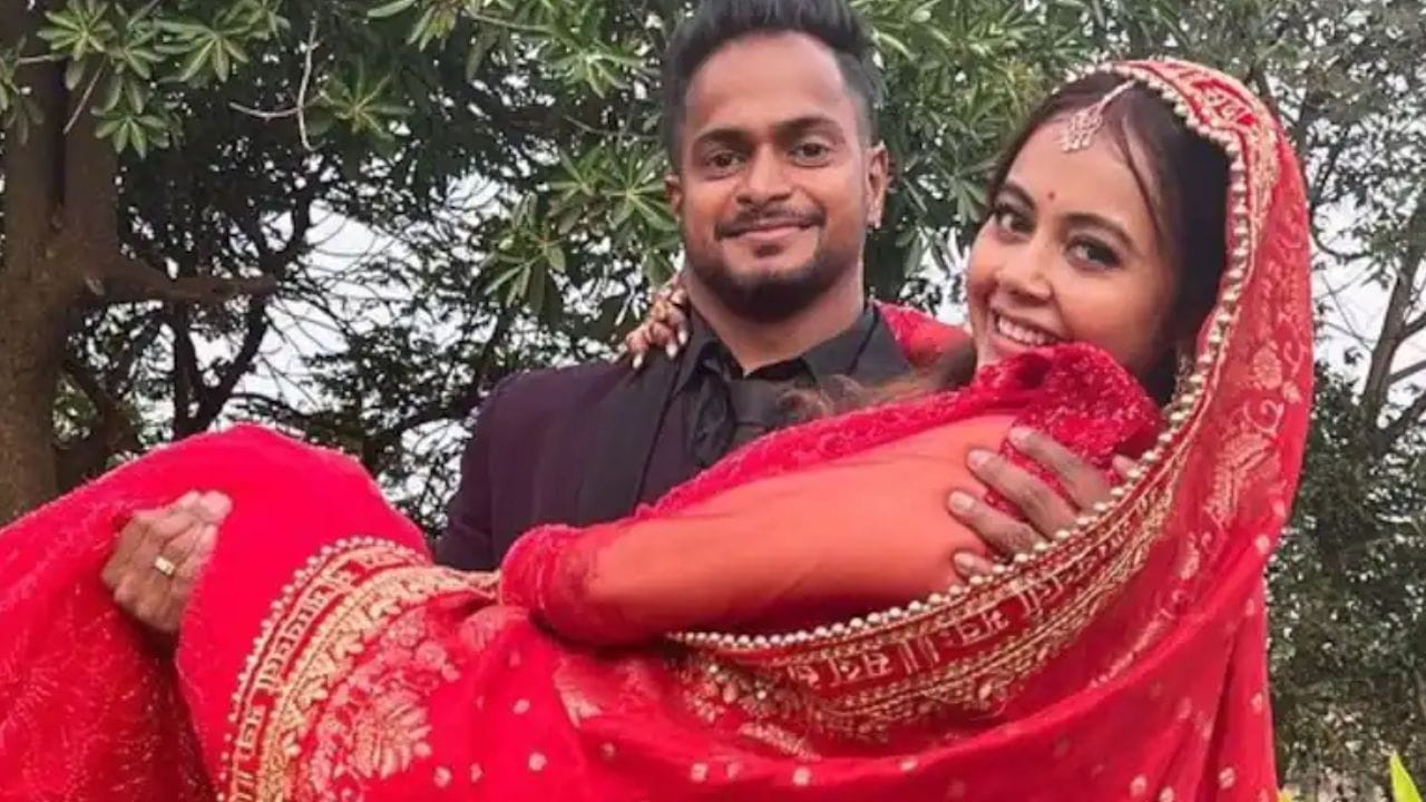 সম্প্রতি বিয়ে করেছেন টেলিভিশনের গোপী বহু ওরফে দেবলীনা ভট্টাচার্য। তাঁর স্বামী শানওয়াজ শেখ আদপে তাঁর জিম ট্রেনার। শানওয়াজকে বিয়ের পর থেকে নানা ভাবে ট্রোল হতে হচ্ছে তাঁকে। এবার তাঁর বিরুদ্ধে অভিযোগ, বিয়েতে নাকি এক পয়সাও দেননি তিনি। 