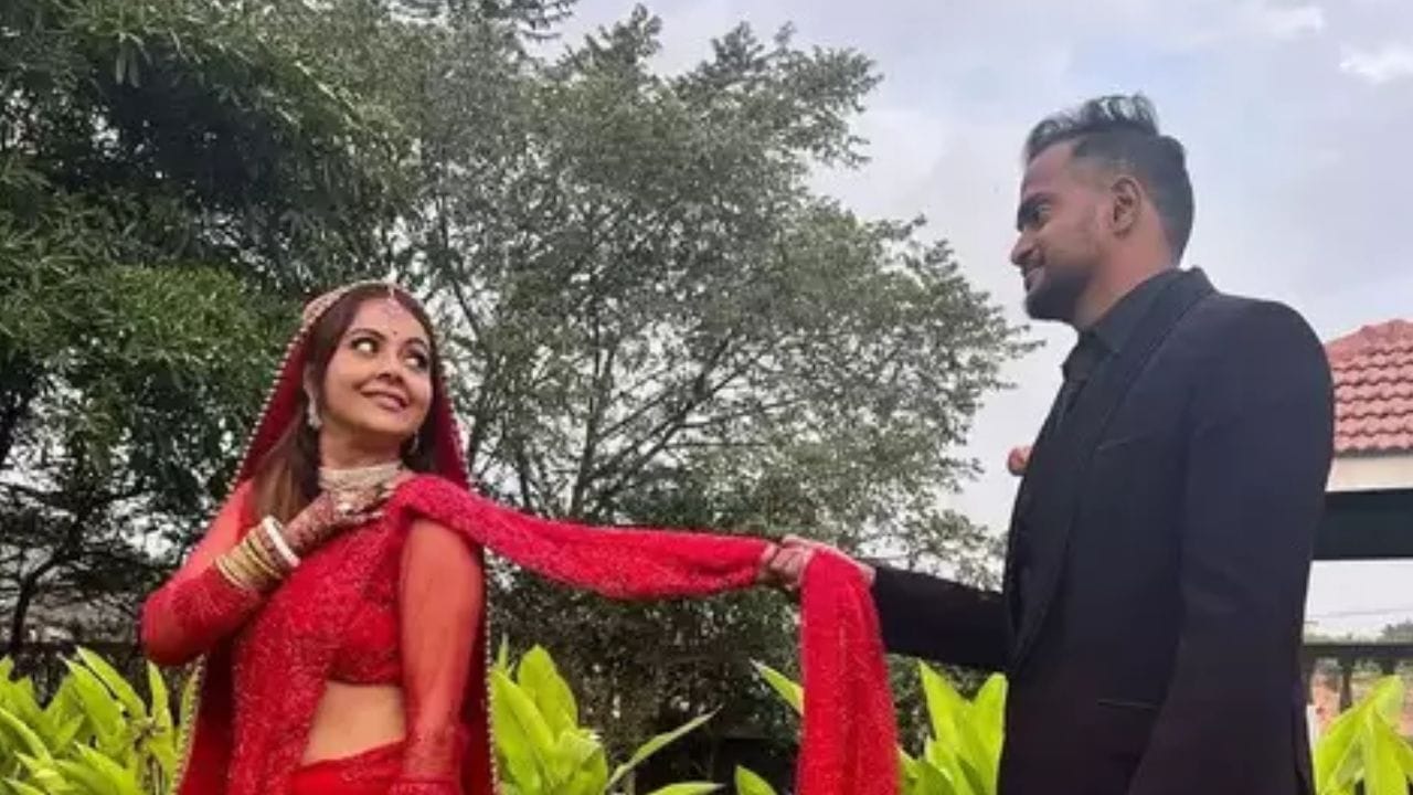 তাঁর কথায়, "ও ইন্ডাস্ট্রির মানুষ নয় কিন্তু তার মানে এই নয় যে ও বেকার। ফিটনেস দুনিয়ায় ওর পরিচিতি আছে। যদি ধুমধাম করে আমরা বিয়ে করতাম তবে তো সকলে বলত পয়সা আছে বলে বিয়ে করেছে মেয়েটা।" 