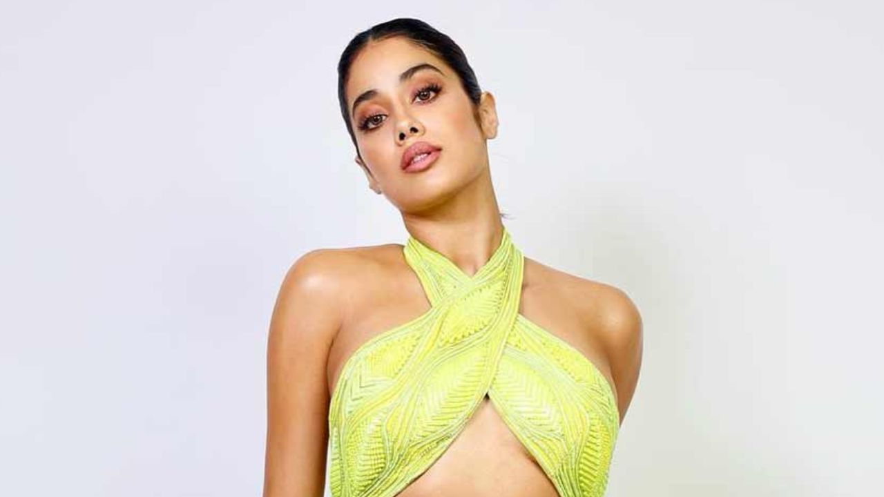 নিজেই জানান, এ কাজ করেছেন তিনি। রাস্তাতেই চলেছে যৌনতা। তবে সঙ্গীর নাম গোপনই রেখেছেন জাহ্নবী। 