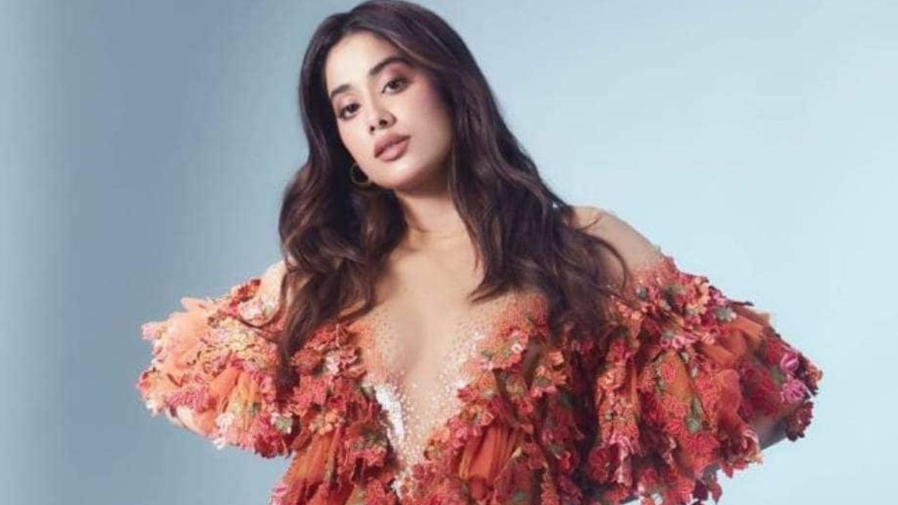 নিজের সিক্রেট নিজেই ফাঁস করেছেন জাহ্নবী। এক সাক্ষাৎকারে তাঁকে প্রশ্ন করা হয় কখনও রাস্তাঘাটে তিনি যৌনতায় লিপ্ত হয়েছেন কিনা? 