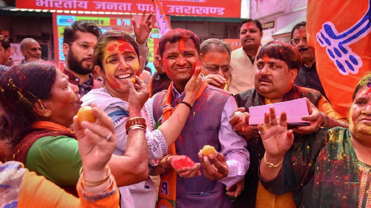 উত্তরাখণ্ড: উত্তরাখণ্ডে বিজেপির প্রধান প্রতিপক্ষ ছিল কংগ্রেস। তবে, নির্বাচনে বিজেপিকে সামান্য বেগও দিতে পারেনি কংগ্রেস। ৭০ আসনের উত্তরাখণ্ড বিধানসভায় বিজেপি জেতে ৪৭টি আসন, আর কংগ্রেস জয় পায় মাত্র ১৯টি আসনে। বিএসপি জেতে ২টি আসনে। প্রথমবার এই রাজ্যে প্রতিদ্বন্দ্বিতা করে একটিও আসন পায়নি আম আদমি পার্টি। 