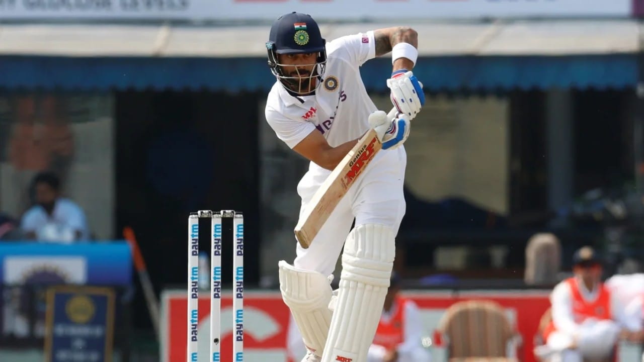  বিরাট কোহলি বিশ্ব ক্রিকেটে নিজেকে পরিচিত করেছেন তাঁর অনবদ্য ব্যাটিংয়ে, দুরন্ত অধিনায়কত্বে। কিং কোহলি যখনই মাঠে নামেন, তাঁর অনুরাগীরা বিরাট চমক দেখার অপেক্ষায় থাকেন। বাইশে কোহলির কেরিয়ারে বিভিন্ন পালক জুড়েছে। যার মধ্যে নিঃসন্দেহে রয়েছে তাঁর শততম টেস্ট ম্যাচে খেলা।