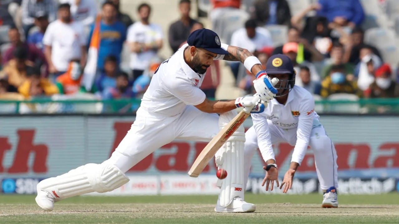 মোহালিতে বিরাট কোহলি কেরিয়ারের শততম টেস্ট ম্যাচে খেলেছেন। মাইলফলক ম্যাচে চার নম্বরে ব্যাট করতে নেমেছিলেন বিরাট কোহলি। সেই ম্যাচে বেশ কয়েকটা অপূর্ব কভার ড্রাইভ দেখা গিয়েছিল ভিকের ব্যাটে। যদিও শততম টেস্ট ম্যাচ সেঞ্চুরি দিয়ে রাঙিয়ে রাখতে পারেননি কোহলি। বরং ৪৫ রানের মাথায় লাসিথ এম্বুলডেনিয়াকে উইকেট দিয়ে বসেন ভারতের প্রাক্তন অধিনায়ক। 