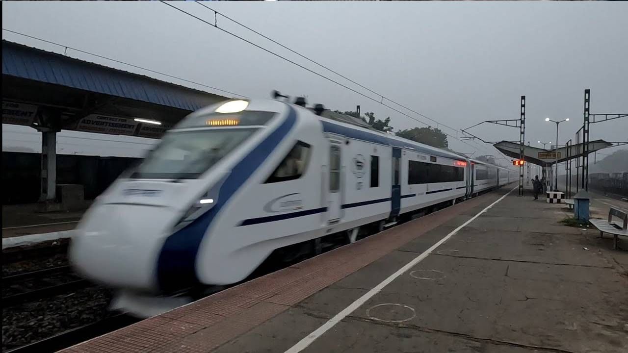 নতুন বছরেই বন্দে ভারত এক্সেপ্রেসের (Vande Bharat Express) যাত্রা শুরু হচ্ছে বাংলায়। ৩০ ডিসেম্বরেই হাওড়া স্টেশনে এই ট্রেনের উদ্বোধন করছেন প্রধানমন্ত্রী নরেন্দ্র মোদী (PM Narendra Modi)। বাঁচবে সময়, এই দেশের সবথেকে দ্রুত গ্রামী এক্সপ্রেসের হাত ধরে এখন থেকে মাত্র ৮ ঘণ্টাতেই পৌঁছে যাওয়া যাবে নিউ-জলপাইগুড়ি। কিন্তু এই ট্রেনে চড়তে গেলে কাটতে হবে কত টাকার টিকিট? 