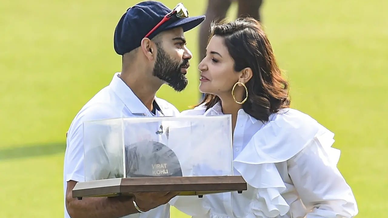 দ্রাবিড় মোহালিতে বিরাটের সেই বিশেষ ম্যাচ শুরু হওয়ার আগে স্মারক ও ক্যাপ দেওয়ার সময় কোহলিকে প্রশংসায় ভরিয়েছিলেন। তখন বিরাটের পাশেই দাঁড়িয়েছিলেন অনুষ্কা। স্বামীর মাইলস্টোন ম্যাচের জন্য তাঁর খুশিও চোখেমুখে ফুটে উঠেছিল। এর পর বিরাটও ১০০তম টেস্ট ম্যাচ খেলতে নামার আগে নিজের বক্তব্য জানান। এবং সব শেষে অনুষ্কাকে জড়িয়ে ধরেন। আলতো করে বিরাট অনুষ্কার গালে চুমু দেন। সেই সময় অনুষ্কাও বিরাটের গালে মিষ্টি করে একটা চুমু একে দেন।