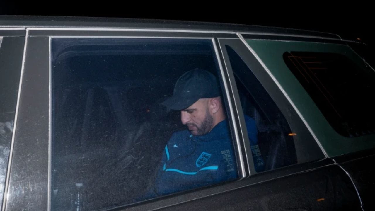 ওয়াকার মাথা নিচু করেই গাড়িতে বসে রইলেন। মাথা তুলে কথার মতো পরিস্থিতি ছিল না তাঁর। (ছবি:টুইটার)