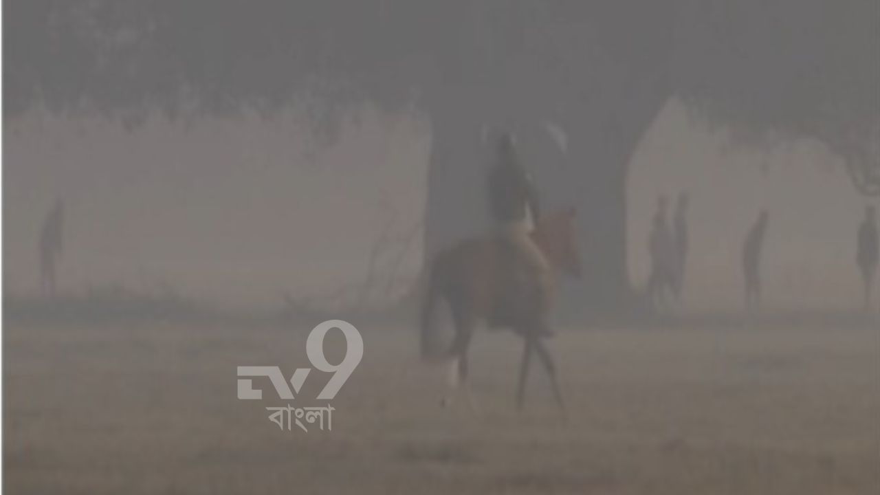 আগামী পাঁচ দিন উত্তরবঙ্গ হোক কিংবা দক্ষিণবঙ্গ... কোথাও তাপমাত্রার খুব বেশি হেরফের দেখা যাবে না বলেই পূর্বাভাস আবহাওয়া দফতরের। ফলে আগামী পাঁচ দিন নতুন করে কোনও পারা পতনের সম্ভাবনা নেই।