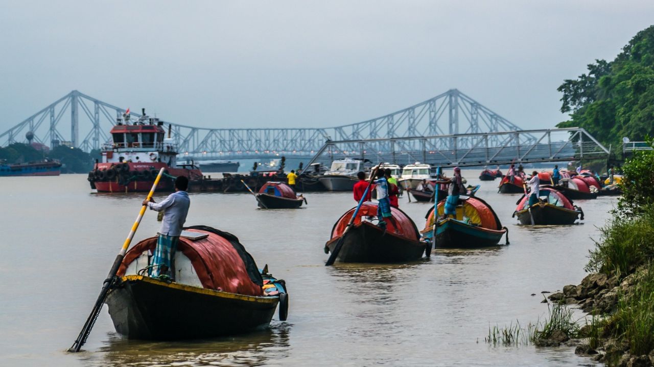 কলকাতার ক্ষেত্রে তাপমাত্রা ১৬-১৭ ডিগ্রি সেলসিয়াসের আশপাশে ঘোরাফেরা করবে আগামী পাঁচদিন। জেলাগুলির ক্ষেত্রেও এখন যেমন চলছে, তেমনই থাকবে।
