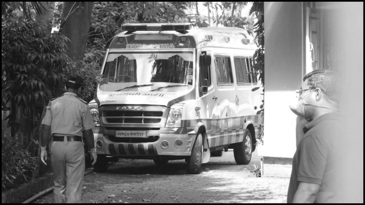 সুশান্ত নাকি দরজাই দিতেন না! সুশান্তের এক কর্মী জানান, তিনি সবসময় খুশি থাকতেন। অবসাদ তাঁর চোখে পড়েনি। তবে রাতে সুশান্ত কোনওদিন দরজা দিয়ে শুনেতন না। তবে সেদিন দরজা কেন দেওয়া ছিল। 