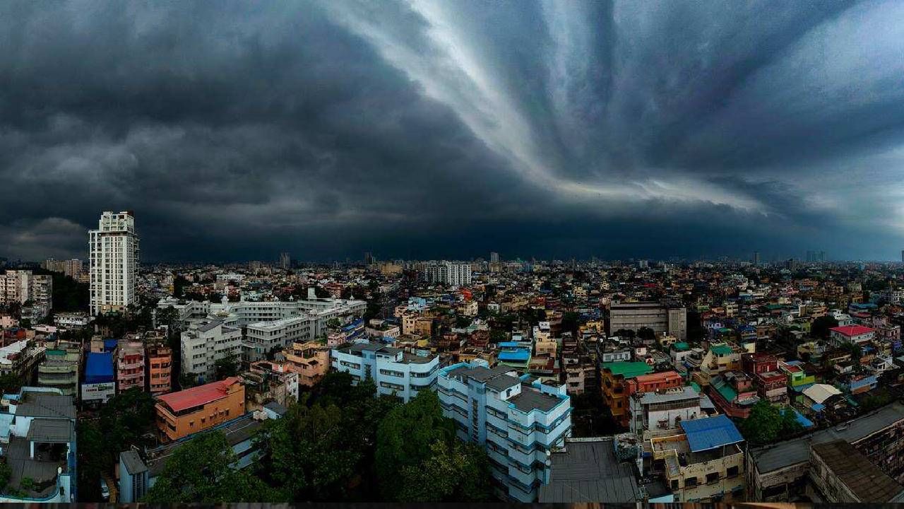 অন্যদিকে আগামী ৪৮ ঘণ্টায় ঘন কুয়াশার চাদরে ঢাকা থাকবে উত্তরবঙ্গের বিস্তৃর্ণ এলাকা। মালদা ও দুই দিনাজপুরে দেখা মিলবে ঘন কুয়াশার। হালকা থেকে মাঝারি কুয়াশা থাকবে উত্তরবঙ্গের অন্যান্য জেলাতে। এমনটাই জানাচ্ছেন আলিপুর আবহাওয়া দফতরের পূর্বাঞ্চলীয় অধিকর্তা  সঞ্জীব বন্দ্যোপাধ্যায়।