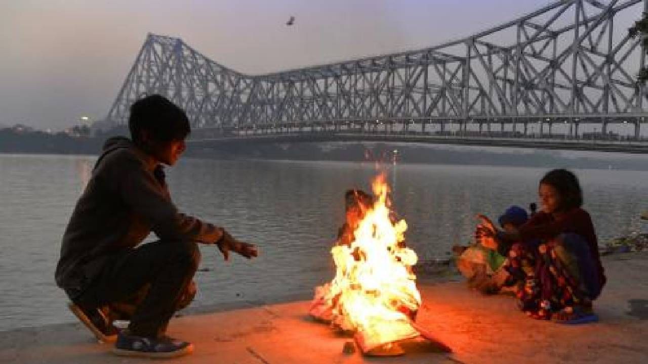 গত সপ্তাহ থেকেই কলকাতার (Kolkata) পাশাপাশি গোটা রাজ্যেই জাঁকিয়ে বসেছে শীতের (Winter) আমেজ। অনেকটাই কমেছে তাপমাত্রার পারা। শীতে জবুথবু গোটা বাংলা। 