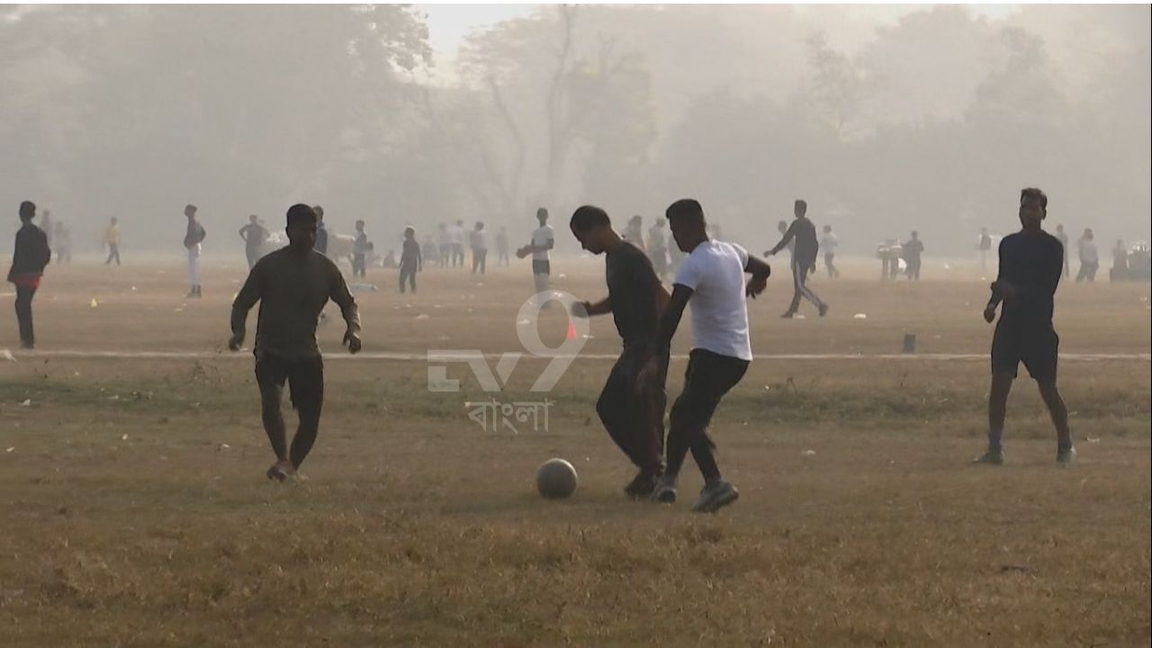 আগামী পাঁচ দিন দক্ষিণবঙ্গ বা উত্তরবঙ্গের কোথাও বৃষ্টির কোনও সম্ভাবনা নেই। আগামী ৫-৬ জানুয়ারি পর্যন্ত দুই বঙ্গেই এইরকম ঠান্ডার অনুভূতি বজায় থাকবে।
