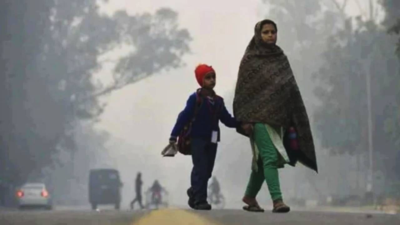 হাওয়া অফিস সূত্রে খবর, শনিবার সকাল পর্যন্ত ঠান্ডা বজায় থাকলেও দুপুর থেকে তাপমাত্রা বাড়তে শুরু করবে। আবহাওয়া দফতর বলছে আগামী ২৪ ঘণ্টার মধ্যে সর্বনিম্ন তাপমাত্রা স্বাভাবিকের থেকে ২ থেকে ৪ ডিগ্রি সেলসিয়াস বেড়ে যাবে। 