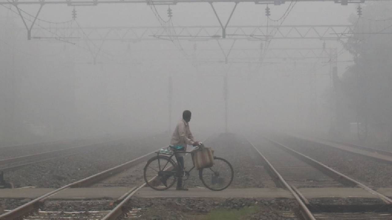 মরশুমের শুরু থেকে গোটা রাজ্যে ভালই ছিল শীতের (Winter) আমেজ। অক্টোবরের শেষ লগ্ন থেকেই ঠান্ডার আমেজ পেতে শুরু করেছিল বঙ্গবাসী। কিন্তু, ডিসেম্বর পড়তেই ঘুরতে থাকে খেলা।  বড়দিনের আগে থেকে ধীরে ধীরে উধাও হয়েছিল শীতের আমেজ। 