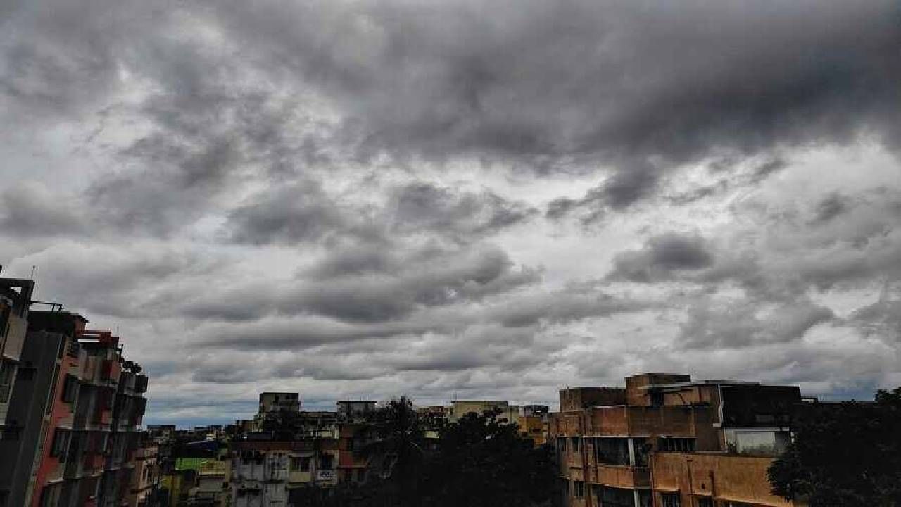 বঙ্গোপসাগরে বিপরীত ঘূর্ণাবর্তের প্রভাবে আগামী কয়েকদিনে জলীয় বাষ্প ঢোকার পরিমাণও আরও বাড়বে। তার ফলেই রাতের তাপমাত্রা ক্রমশ বাড়বে।