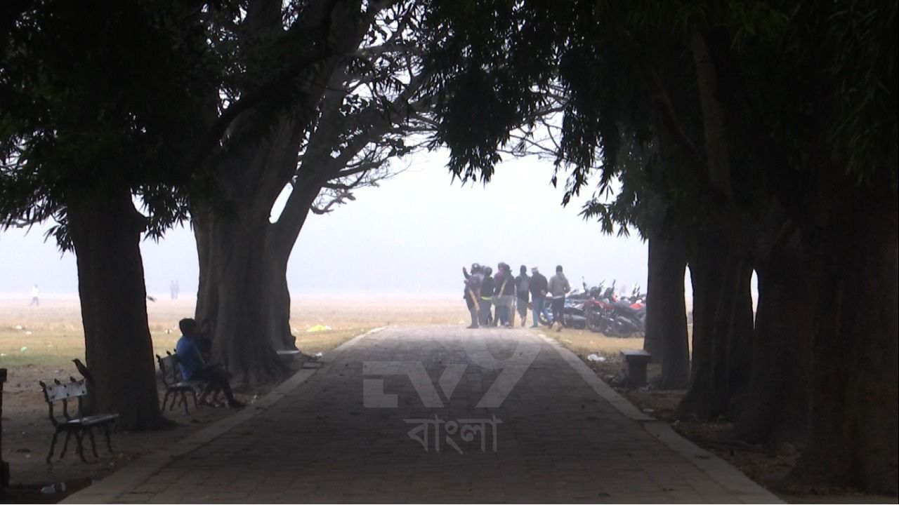 তারপর আবার রাতের তাপমাত্রা খানিক বাড়বে আগামী তিন দিন। কলকাতার রাতের তাপমাত্রা ১৪-১৫ ডিগ্রি সেলসিয়াসের আশপাশে থাকবে। দিনের তাপমাত্রা বেড়ে ২৭ ডিগ্রি সেলসিয়াসের কাছাকাছি থাকবে। 
