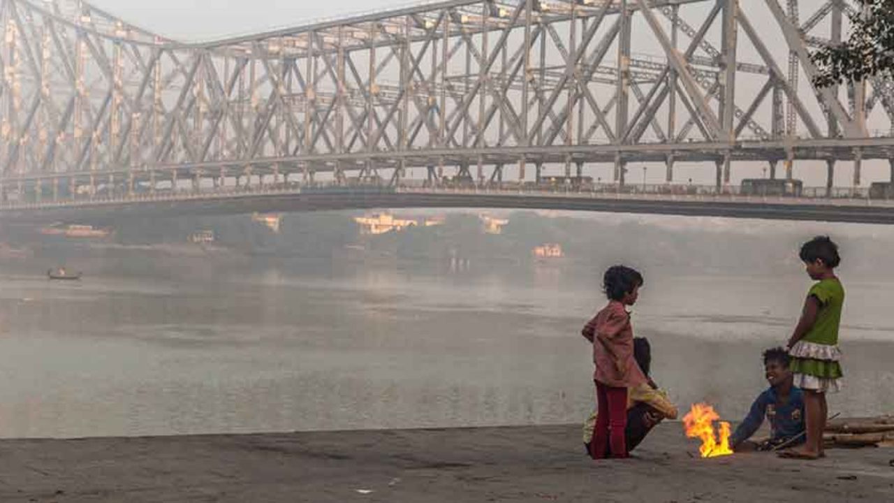 তবে আগামী কয়েকদিন বৃষ্টির কোনও পূর্বাভাস নেই বলে জানাচ্ছে হাওয়া অফিস। কিন্তু, দেখা যাবে কুয়াশার দাপট। কুয়াশার চাদড়ে ঠাকা পড়বে দুই বাংলাই। সবথেকে বেশি কুয়াশার দাপট দেখা যাবে উত্তরবঙ্গে। 