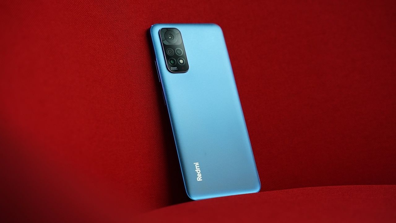 Xiaomi Redmi Note 11 Xiaomi Redmi Note 11 ফোনের দাম 18,500 টাকা। 6.4 ইঞ্চি রেডমি নোট 11 স্মার্টফোনে রয়েছে অ্যাক্টিভ ম্যাট্রিক্স অর্গানিক লাইট-এমিটিং ডায়োড বা অ্যামোলেড ডিসপ্লে। অ্যান্ড্রয়েড 11 এর ওপর এমআইইউআই 13 ইউজার ইন্টারফেস, সঙ্গে 6 জিবি র‌্যাম এবং 128 জিবি ইন্টার্নাল স্টোরেজের সঙ্গে এক্সটার্নাল মেমরি কার্ড ব্যবহার করা যাবে এই স্মার্টফোনে।  মেগাপিক্সেল, 8 মেগাপিক্সেল আল্ট্রা-ওয়াইড ও 2 মেগা পিক্সেল ম্যাক্রো মিলিয়ে ক্যামেরা আছে 3টি। ফোনটিতে 30 এফপিএসে 1080 পিক্সেলের চমৎকার সিনেমাটিক ভিডিও শুট করা যাবে। এ ছাড়া 13 মেগা পিক্সেলের সিঙ্গেল সেলফি ক্যামেরা রয়েছে।