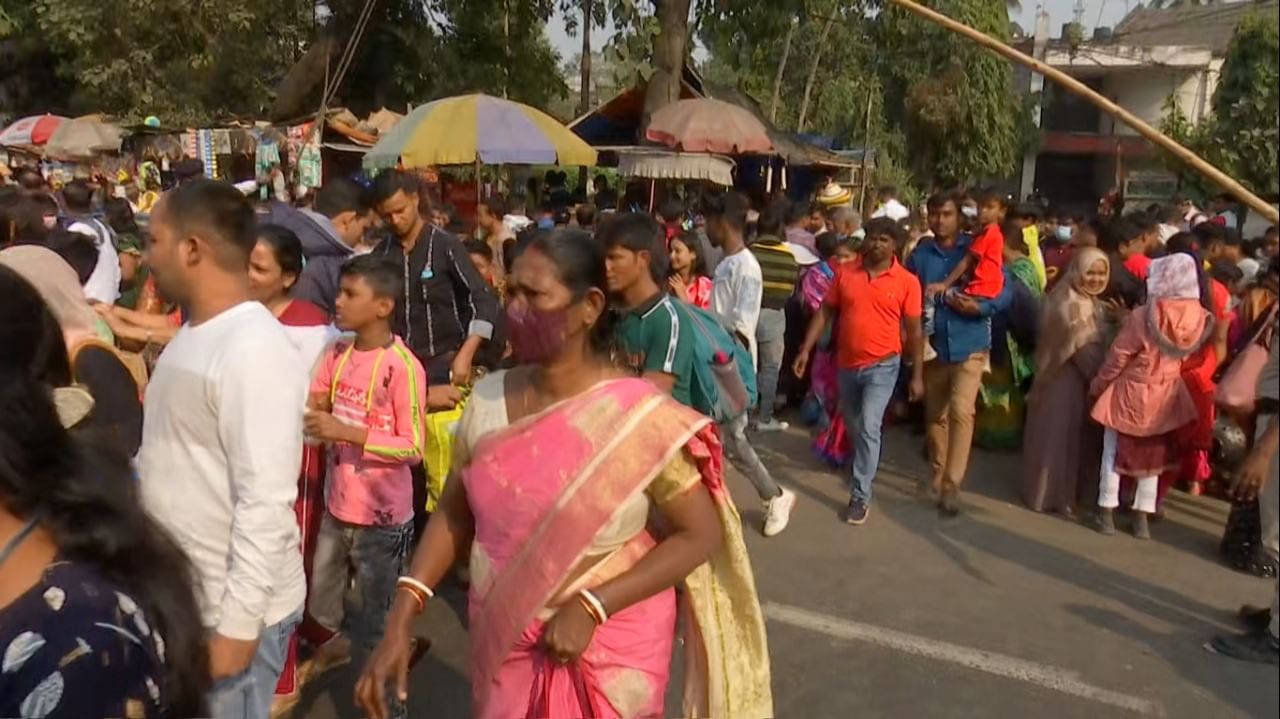 শুধু ইকোপার্কেই নয়, চিড়িয়াখানা, ভিক্টোরিয়া মেমোরিয়াল চত্বর সর্বত্রই পর্যটকদের ভিড় ছিল চোখে পড়ার মতো।