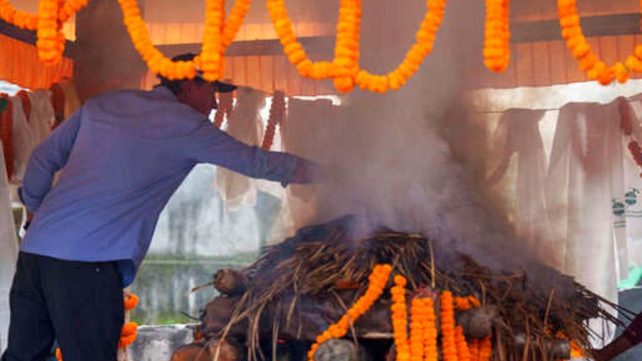 Garuda Purana: মৃত্যুর পর কেন মৃতদেহকে একা রাখা হয় না? গরুড় পুরাণ কী বলছে?