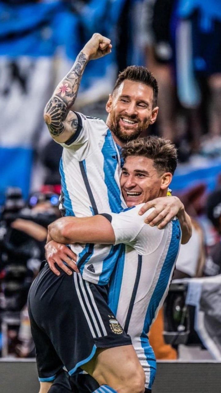 সেমিফাইনালে ক্রোয়েশিয়ার বিপক্ষে কর্নার থেকে বল এগিয়ে নিয়ে এসে ক্যাপ্টেন মেসি বলটি দেন জুলিয়ন আলভারেজকে। মেসির পাসে বল প্রতিপক্ষের জালে ভরে দেন আলভারেজ। সেরার মধ্যে অন্যতম সেরা গোল এটি। ছবি: টুইটার